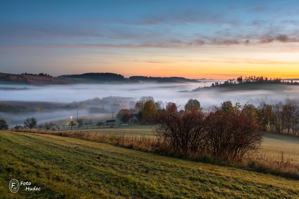 Ranní mlha nad údolím Věcovského potoka