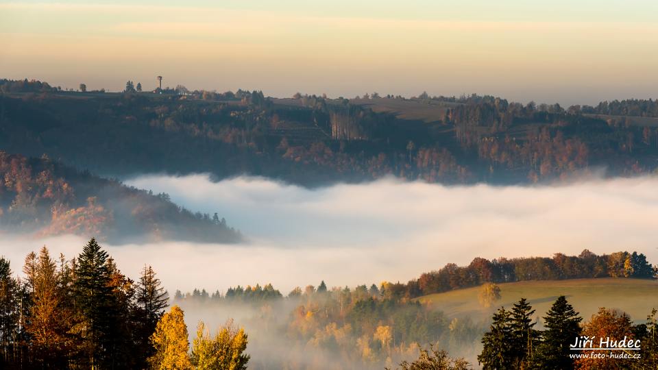 Ranní mlha pod Karasínskou rozhlednou