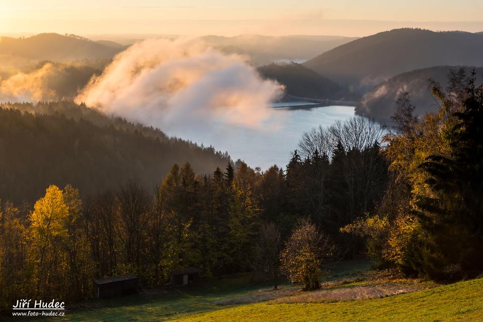 Ranní mlžný mrak nad Vírskou přehradou