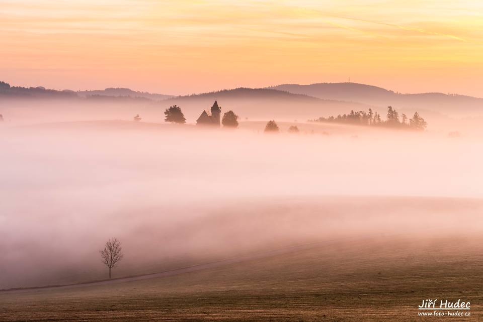 Ranní opar u Vítochovského kostelíka