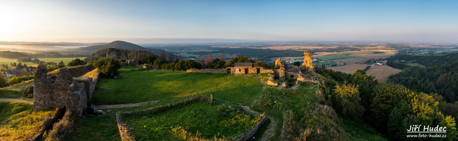 Ranní panorama zříceniny hradu Lichnice 1