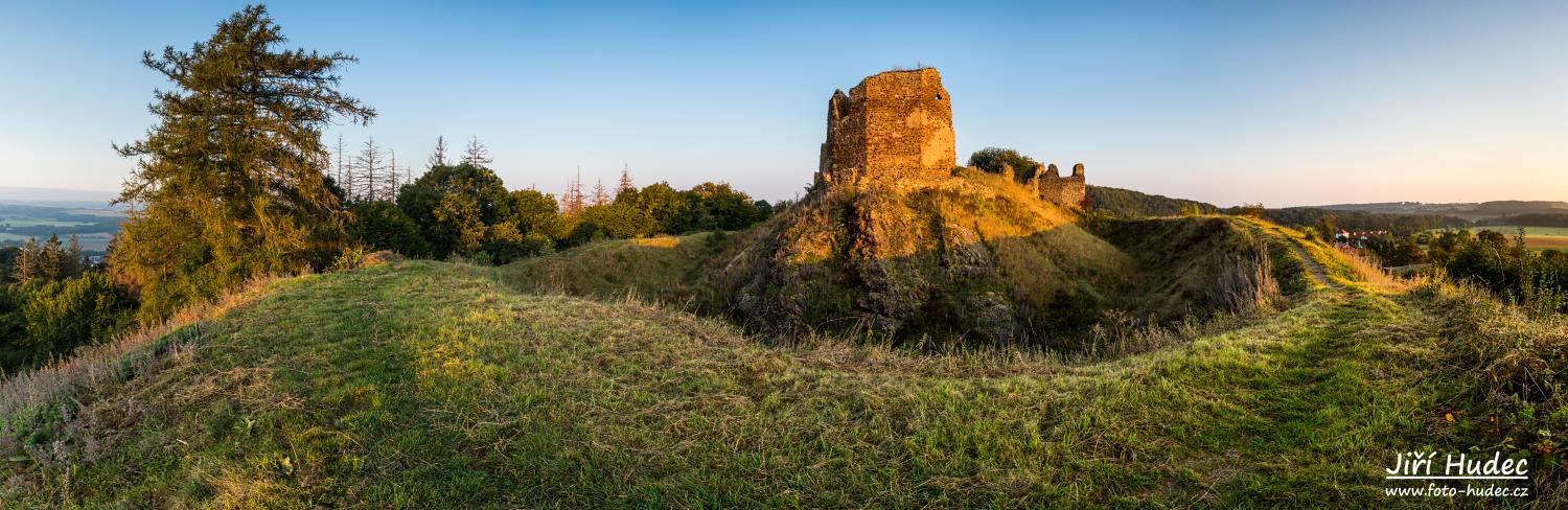 Ranní panorama zříceniny hradu Lichnice