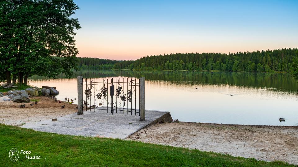 Ranní pláž Medlova s kovanou bránou