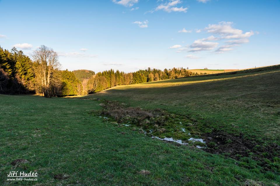 Večer na louce v údolí