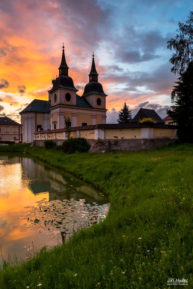 Večerní čarování nad kostelem ve Zvoli 2