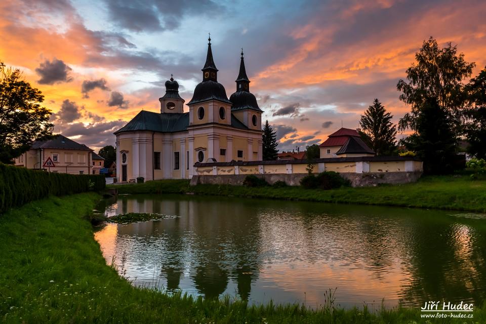 Večerní čarování nad kostelem ve Zvoli