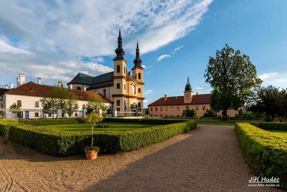 Večerní kostel Nalezení sv. Kříže v Litomyšli 1