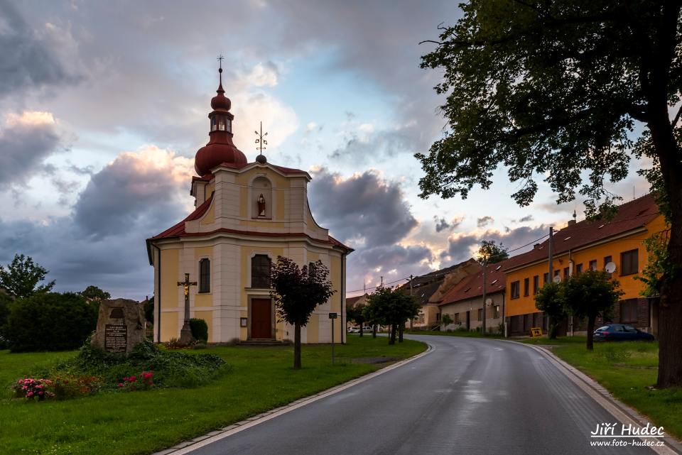 Večerní kostel sv. Petra a Pavla - Bobrová 2