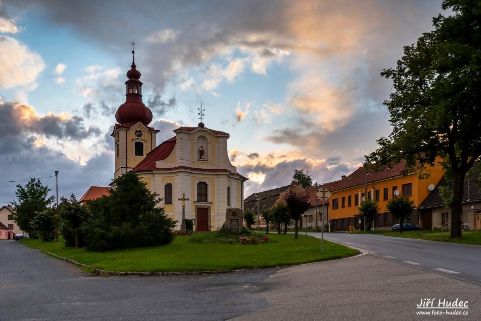 Večerní kostel sv. Petra a Pavla - Bobrová