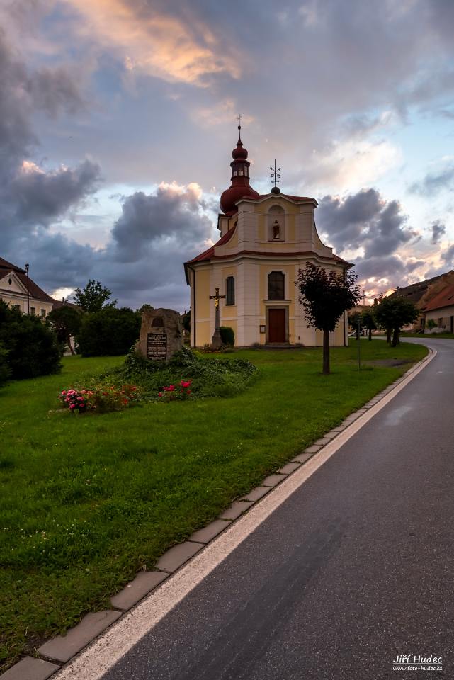 Večerní kostel sv. Petra a Pavla - Bobrová 3