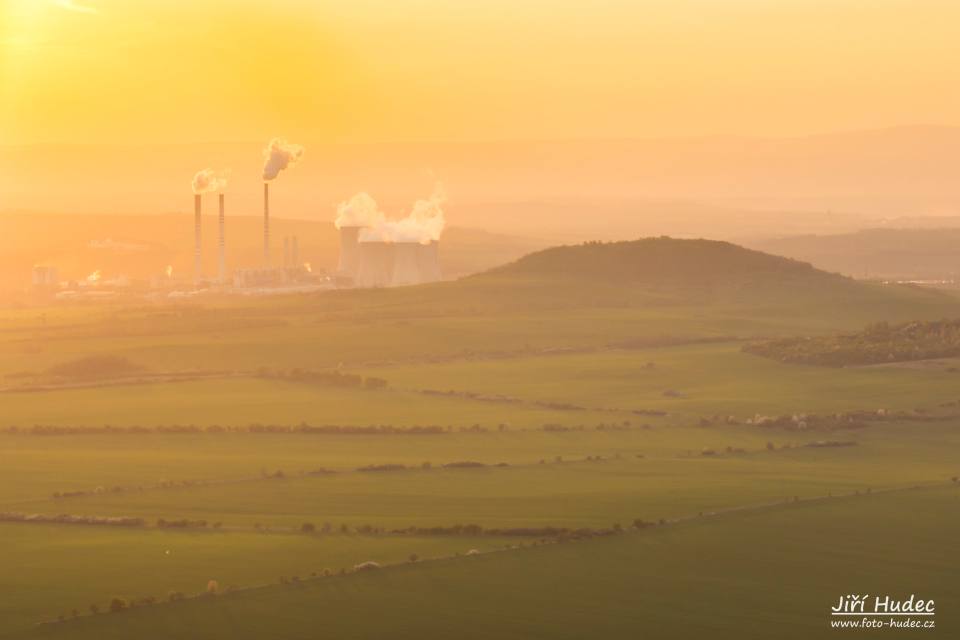 Večerní opar nad elektrárnou Počerady