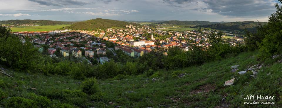 Večerní panorama jarního Tišnova