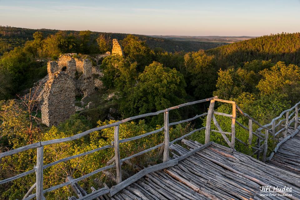 Večerní Templštejn z vyhlídkové terasy