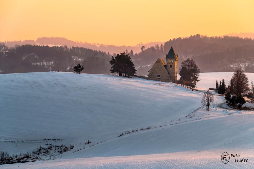 Vítochovský kostelík při zimním východu slunce