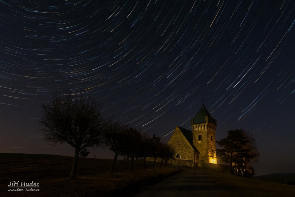 Vítochovský kostelík s kometami