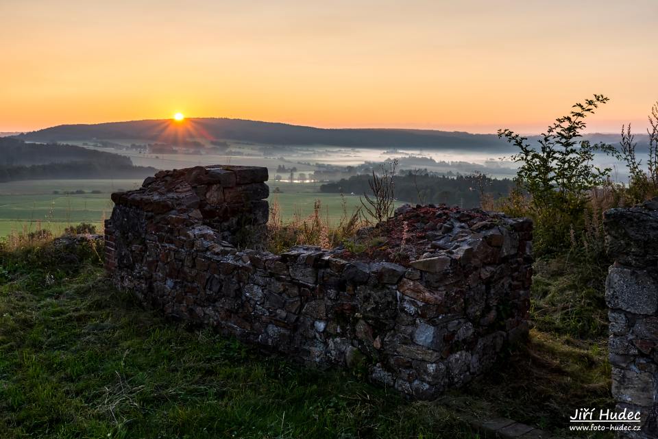 Východ slunce na hradu Lichnici