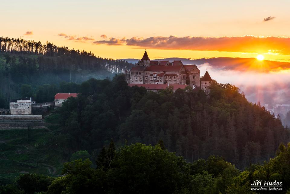 Východ slunce nad Pernštejnem