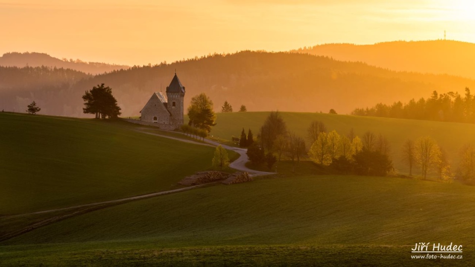 Východ slunce nad Vítochovským kostelíkem