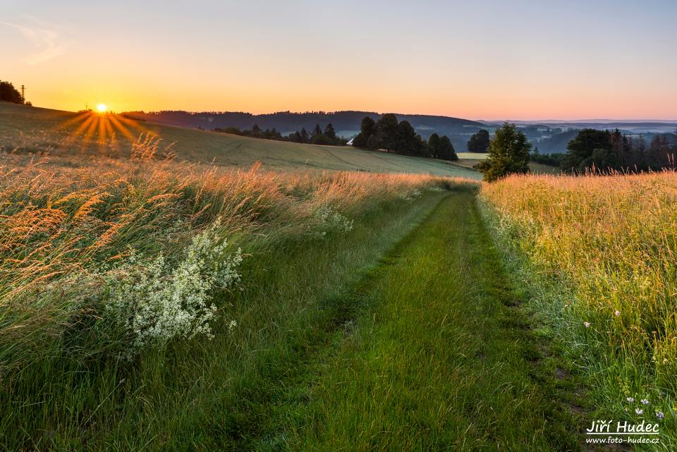 Východ slunce u zříceniny kláštera sv. Máří Magdalény