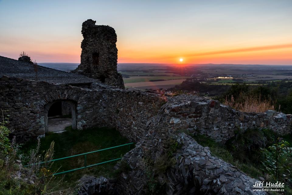 Západ slunce na zřícenině hradu Lichnice 3