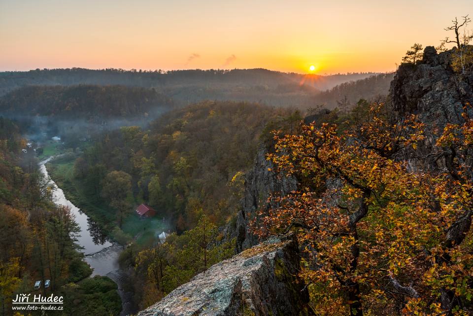 Západ slunce nad údolím řeky Oslavy