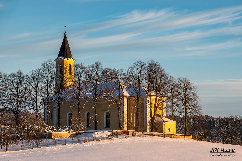 Zimní kostel sv. Mikuláše při západu slunce
