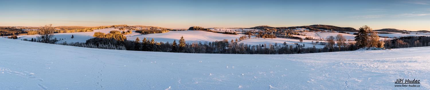 Zimní panorama Sněžného při východu slunce