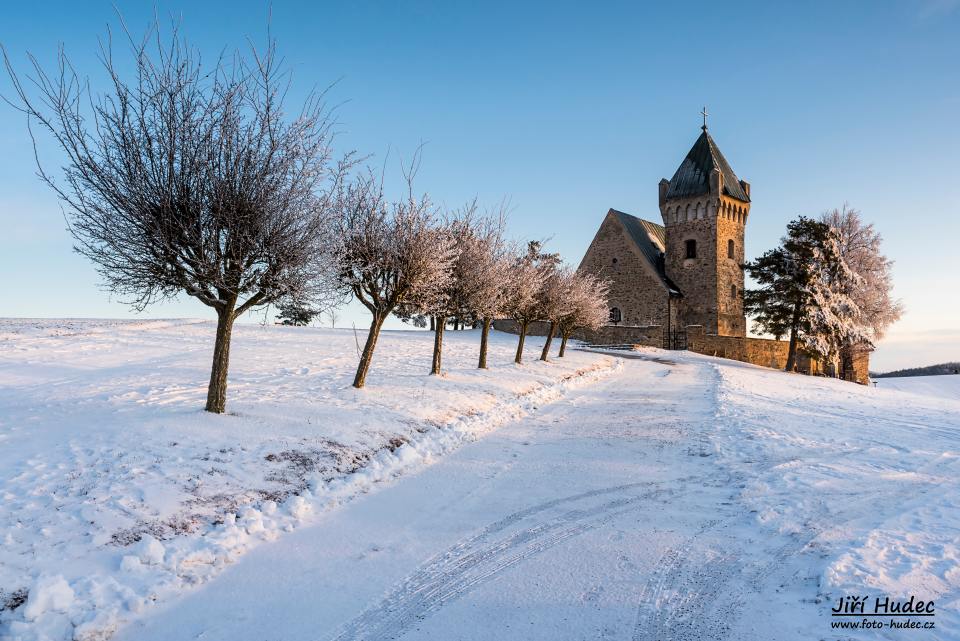 Zimní ráno u Vítochovského kostelíka