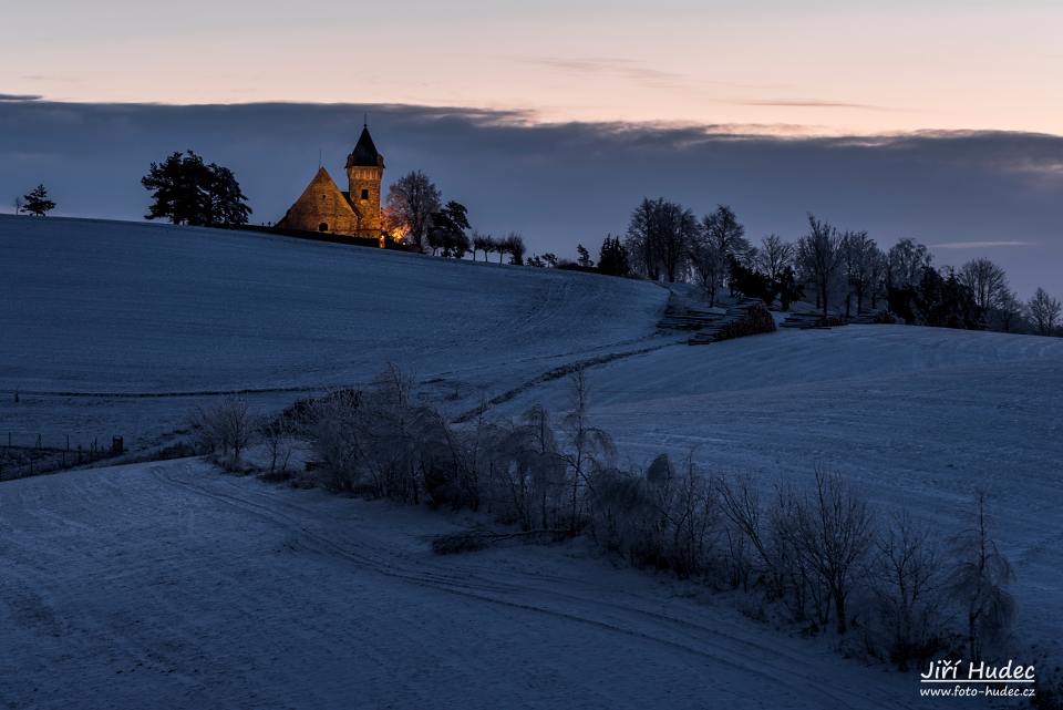 Zimní svítání u Vítochovského kostelíka