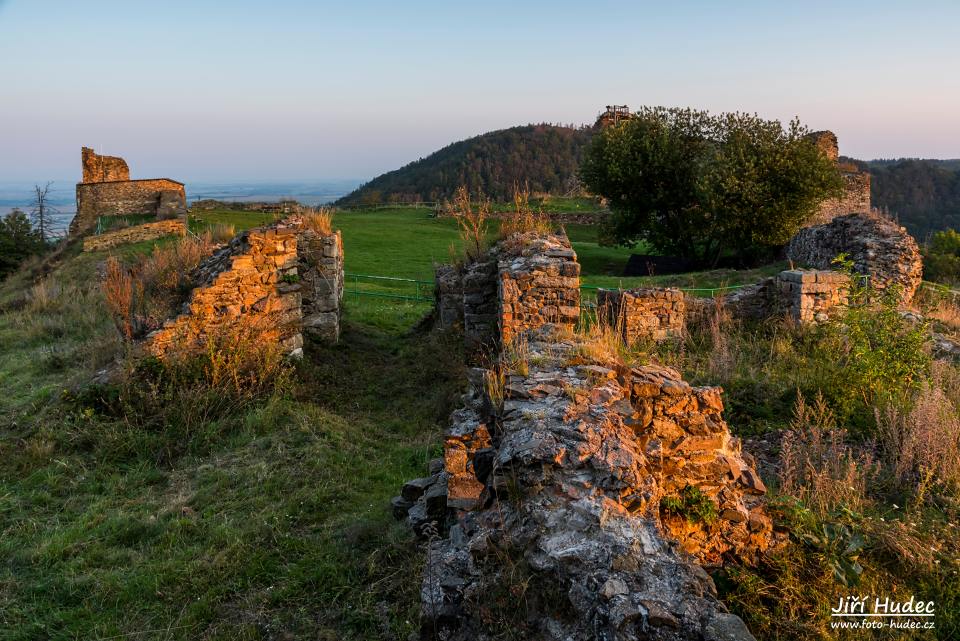 Zřícenina hradu Lichnice v ranním slunci.