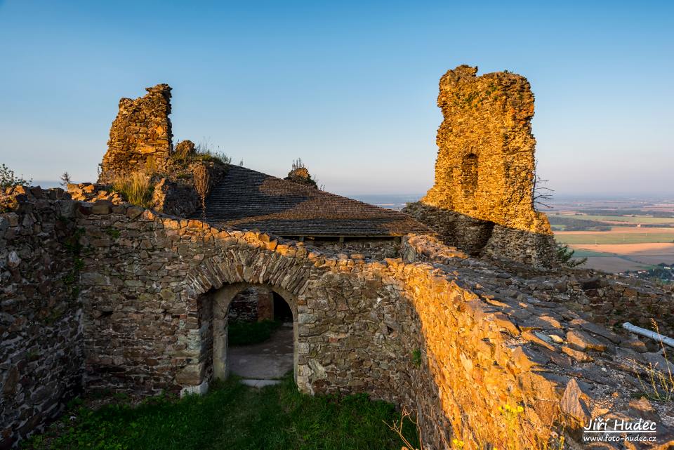Zřícenina hradu Lichnice v ranním světle 1