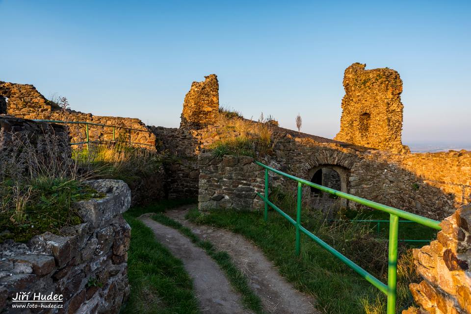 Zřícenina hradu Lichnice v ranním světle 2