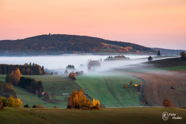 Buchtův kopec s ranní mlhou