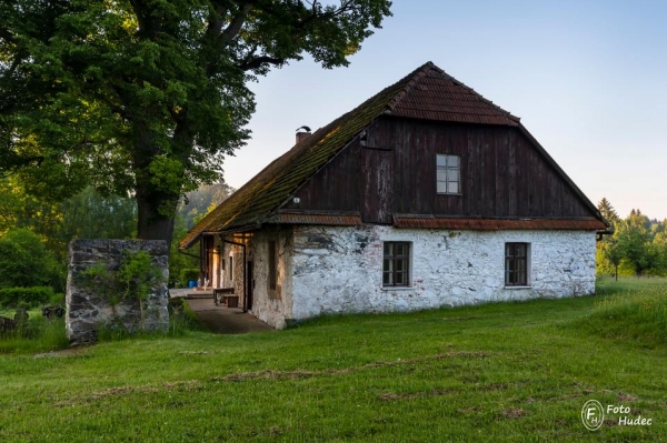 Chalupa na Petrkově v ranním světle 2