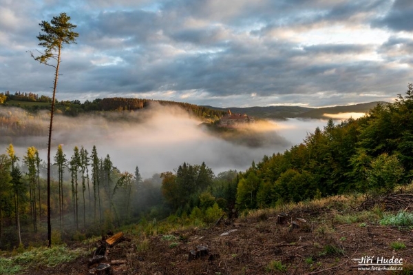 Hrad Pernštejn a osamocená borovice