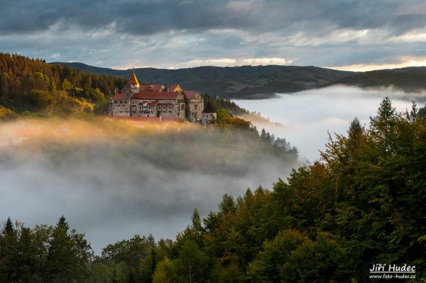 Hrad Pernštejn obklopený mlhou