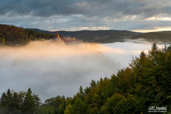 Hrad Pernštejn pohlcený mlhou