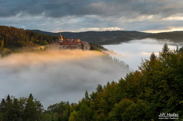 Hrad Pernštejn v mlze