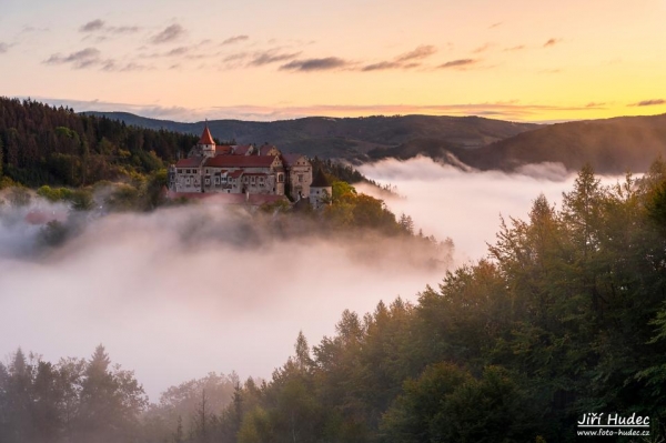 Hrad Pernštejn v mlze při východu 2