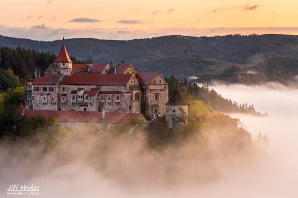 Hrad Pernštejn v mlze při východu