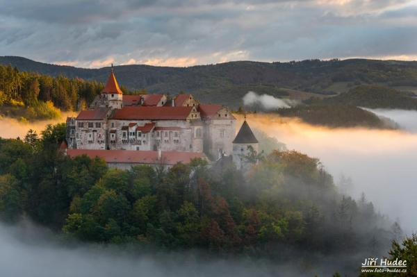 Hrad Pernštejn v moři mlhy