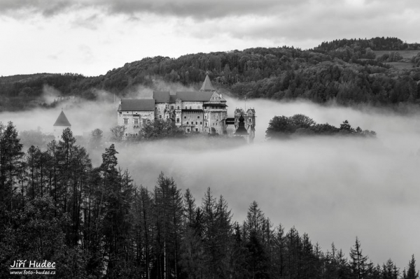 Hrad Pernštejn v obležení mlhy 2