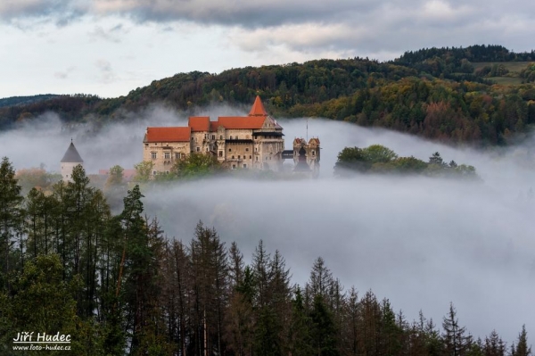 Hrad Pernštejn v obležení mlhy 3