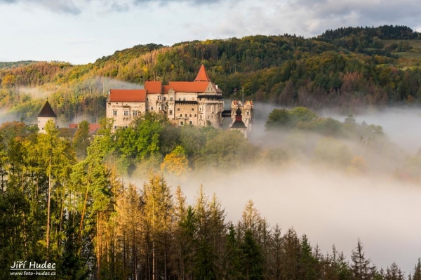 Hrad Pernštejn v obležení mlhy