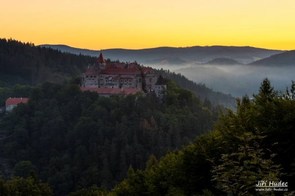 Hrad Pernštejn v ranním oparu 2