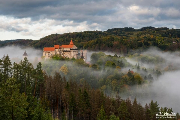 Hrad Pernštejn v ranním oparu 3