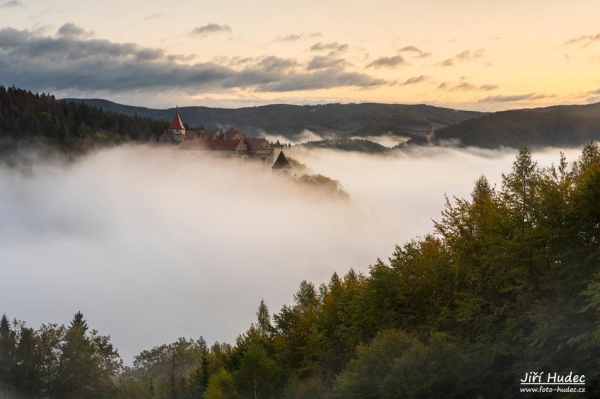 Hrad Pernštejn v údolí plné mlhy