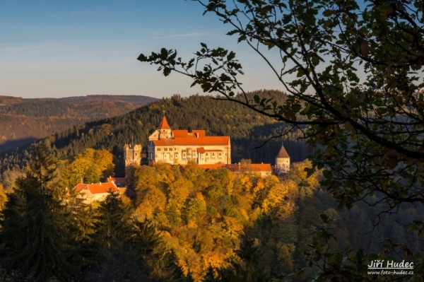 Hrad Pernštejn ve večerním světle