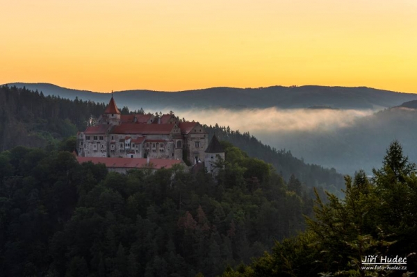 Hrad Pernštejn za svítání