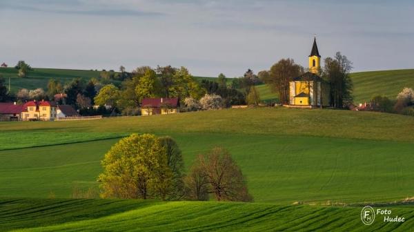 Jarní kostel sv. Mikuláše ve večerním...